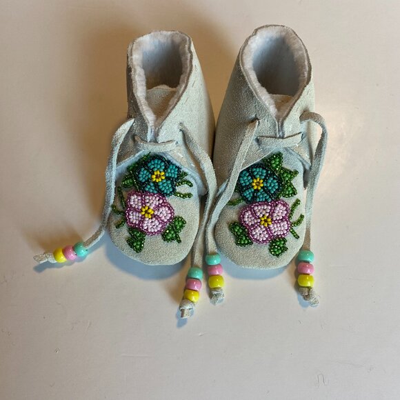White Suede Handmade Beaded Baby/Infant Booties with Tie NWOT - Picture 2 of 5